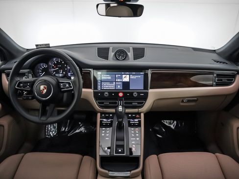 Certified 2025 Porsche Macan image 15