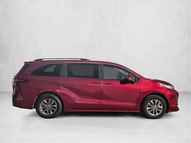 Used 2023 Toyota Sienna LE FWD image 4