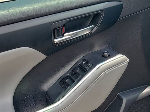 Used 2022 Toyota Highlander XLE image 21