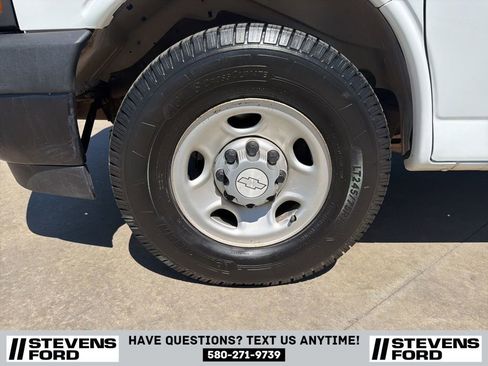 Used 2018 Chevrolet Express 2500 w/ Driver Convenience Package RWD image 12