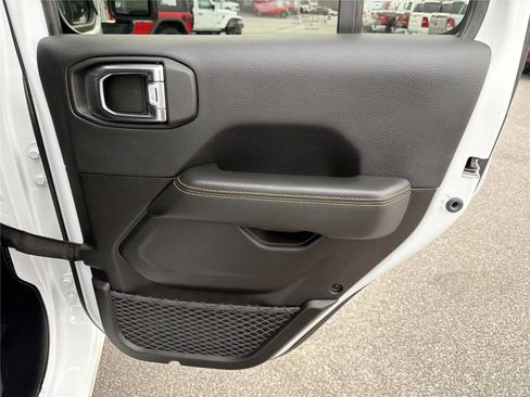 Used 2025 Jeep Wrangler Sahara w/ Safety Group image 17