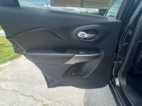 Used 2019 Jeep Cherokee Limited AWD/4WD image 18