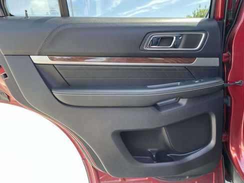 Used 2018 Ford Explorer Platinum AWD/4WD image 3