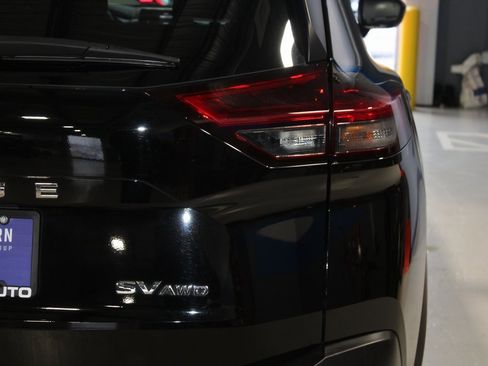 Used 2023 Nissan Rogue SV image 40