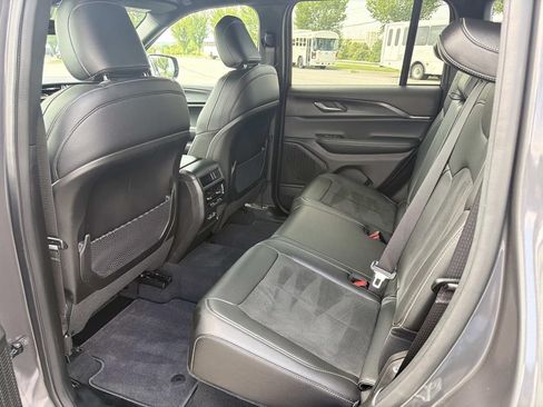 Used 2025 Jeep Grand Cherokee Altitude AWD/4WD image 24