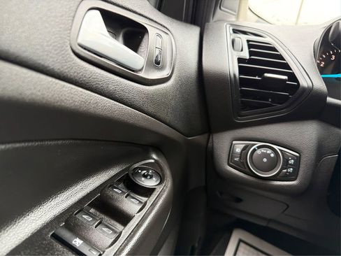 Used 2017 Ford Escape SE image 17