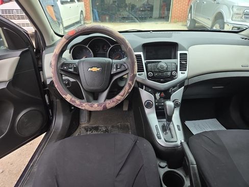 Used 2016 Chevrolet Cruze LT w/ Technology Package FWD image 11