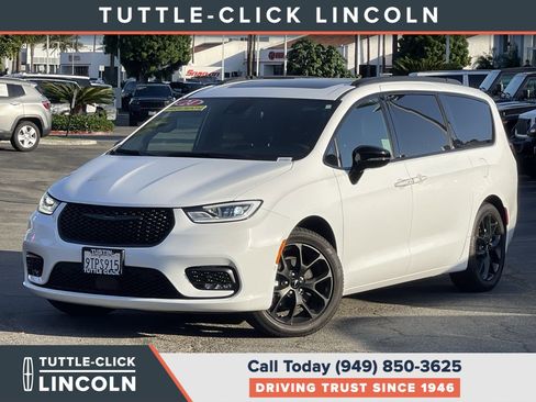 Used 2024 Chrysler Pacifica Limited w/ Uconnect Theater Family Group FWD image 1