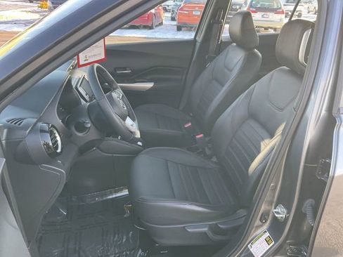 Used 2019 Nissan Kicks SR w/ SR Premium Package image 10