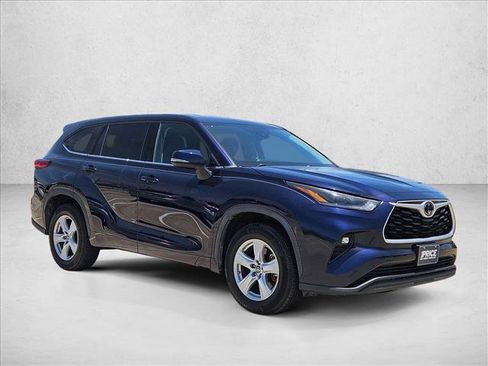 Used 2021 Toyota Highlander LE FWD image 3