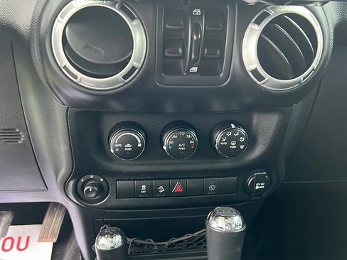 Used 2014 Jeep Wrangler Unlimited Sahara w/ Connectivity Group AWD/4WD image 26