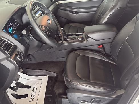 Used 2018 Ford Explorer XLT w/ Equipment Group 202A AWD/4WD image 7