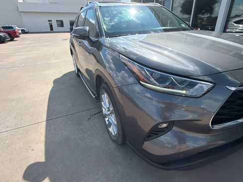 Used 2020 Toyota Highlander Limited FWD image 3