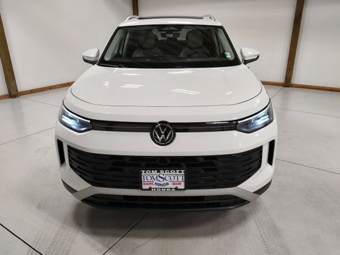 Used 2025 Volkswagen Tiguan SE image 3