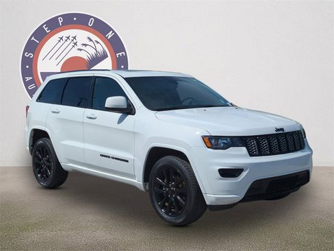 Used 2020 Jeep Grand Cherokee Altitude image 2