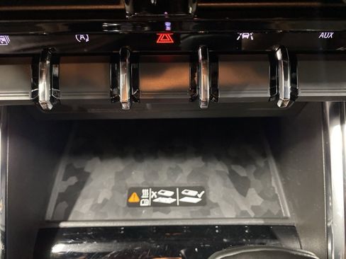 Certified 2024 GMC Canyon Denali image 23