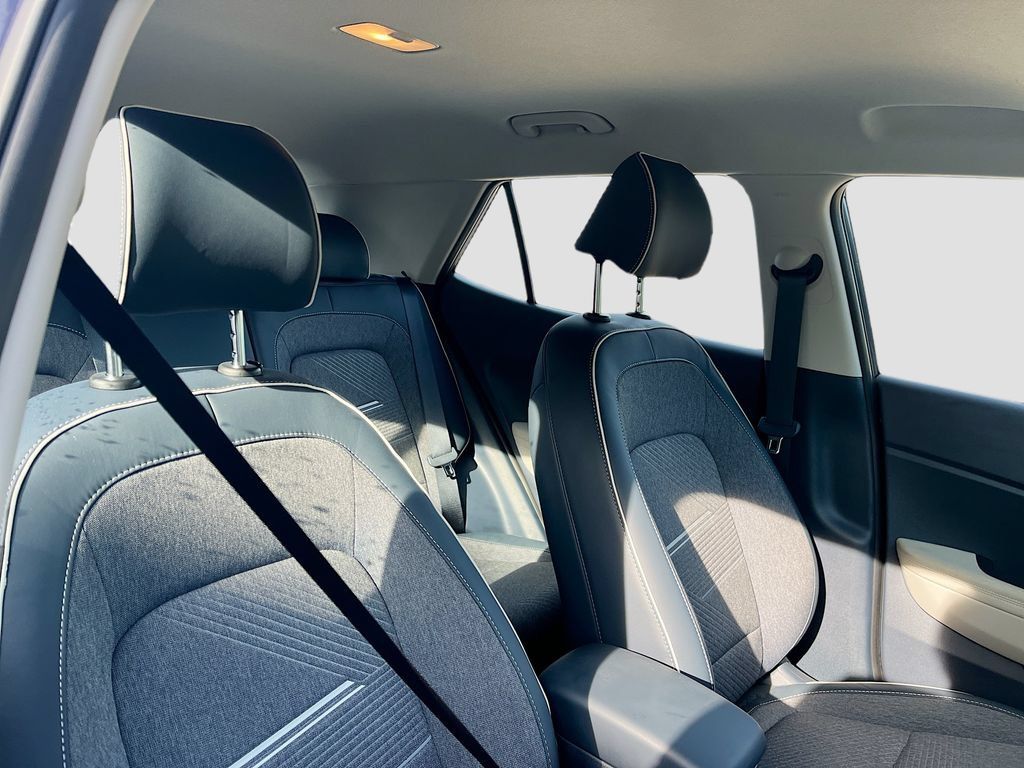 Used 2025 Hyundai Venue Limited FWD image 27