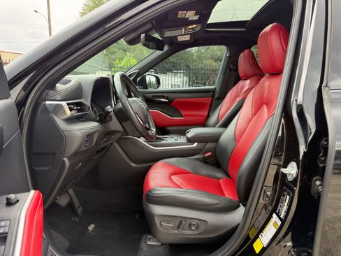 Used 2021 Toyota Highlander XSE FWD image 17