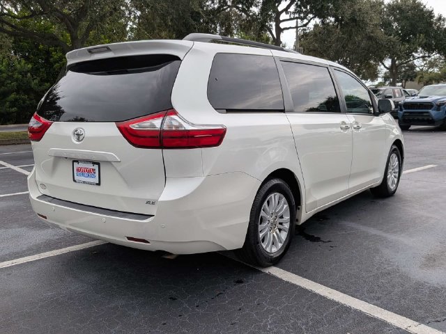 Used 2017 Toyota Sienna XLE Premium FWD image 3