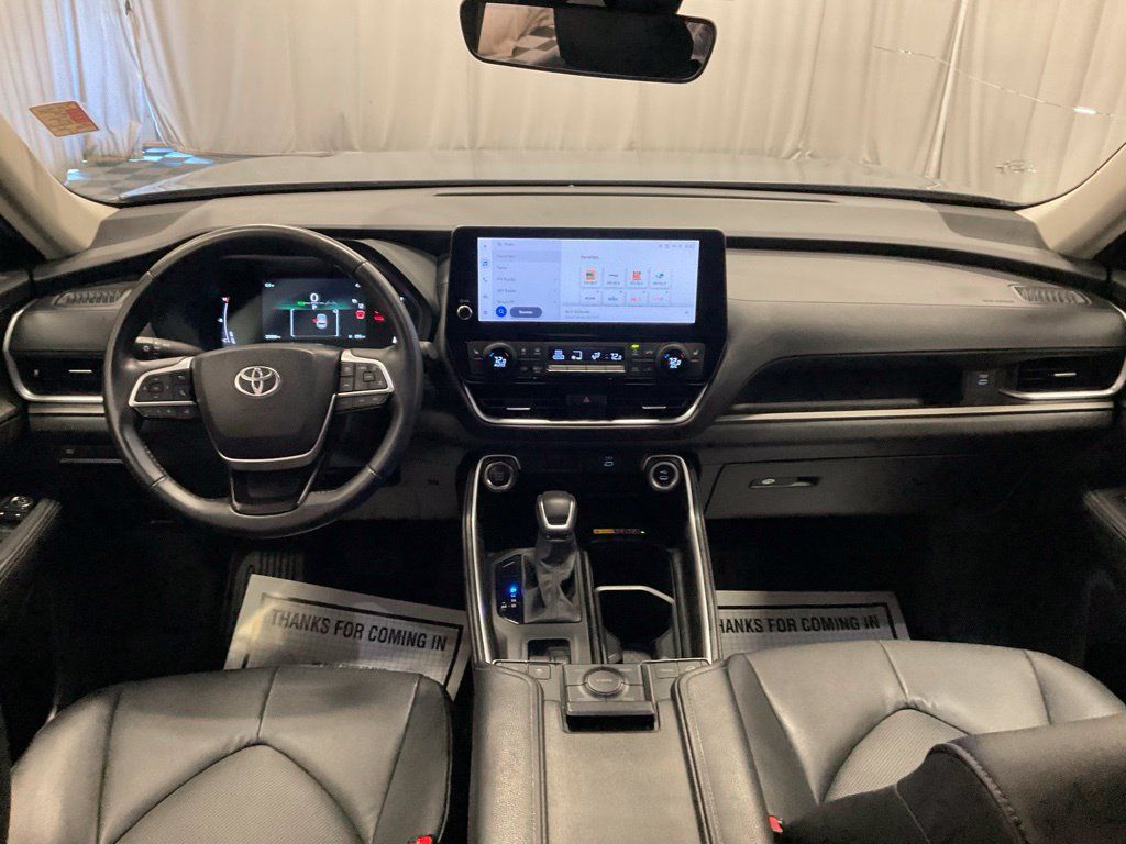 Used 2025 Toyota Grand Highlander AWD image 4