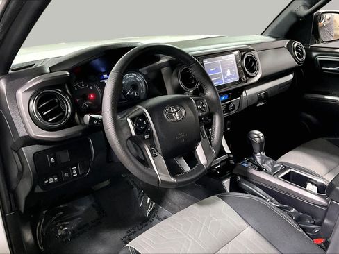 Used 2022 Toyota Tacoma TRD Off-Road w/ Technology Package AWD/4WD image 18