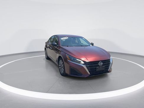 Used 2024 Nissan Altima 2.5 SV FWD image 2