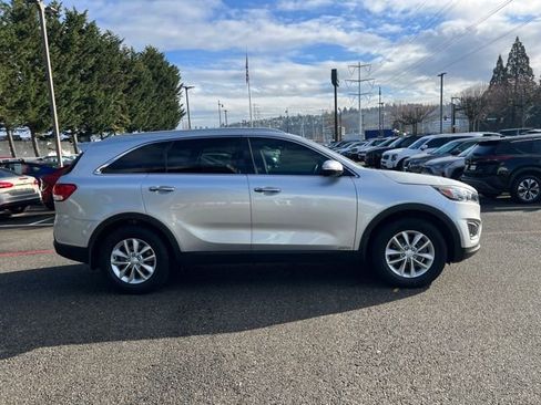 Used 2016 Kia Sorento LX w/ LX Convenience Package image 6