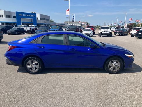 Used 2024 Hyundai Elantra SE FWD image 8