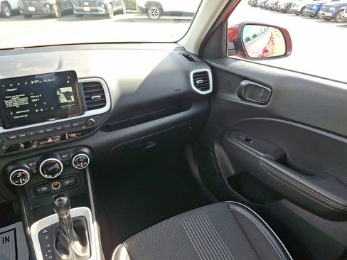 Certified 2022 Hyundai Venue Limited image 11