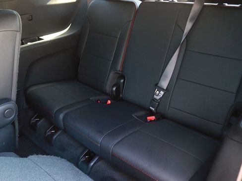Used 2024 Chevrolet Traverse RS FWD image 19