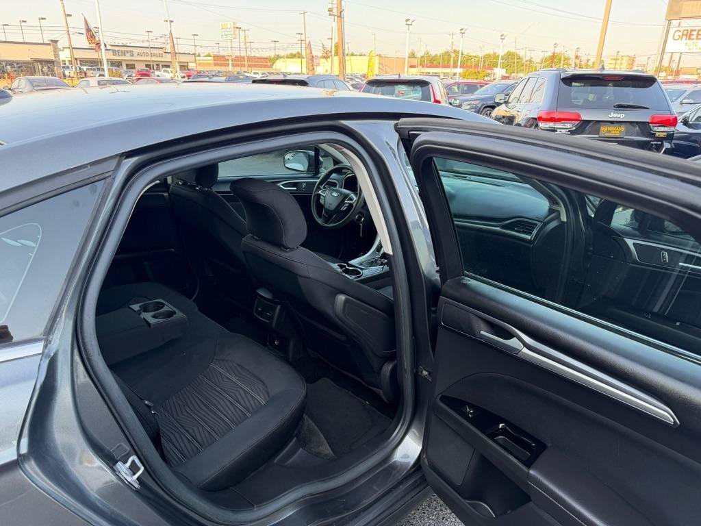Used 2016 Ford Fusion SE FWD image 8