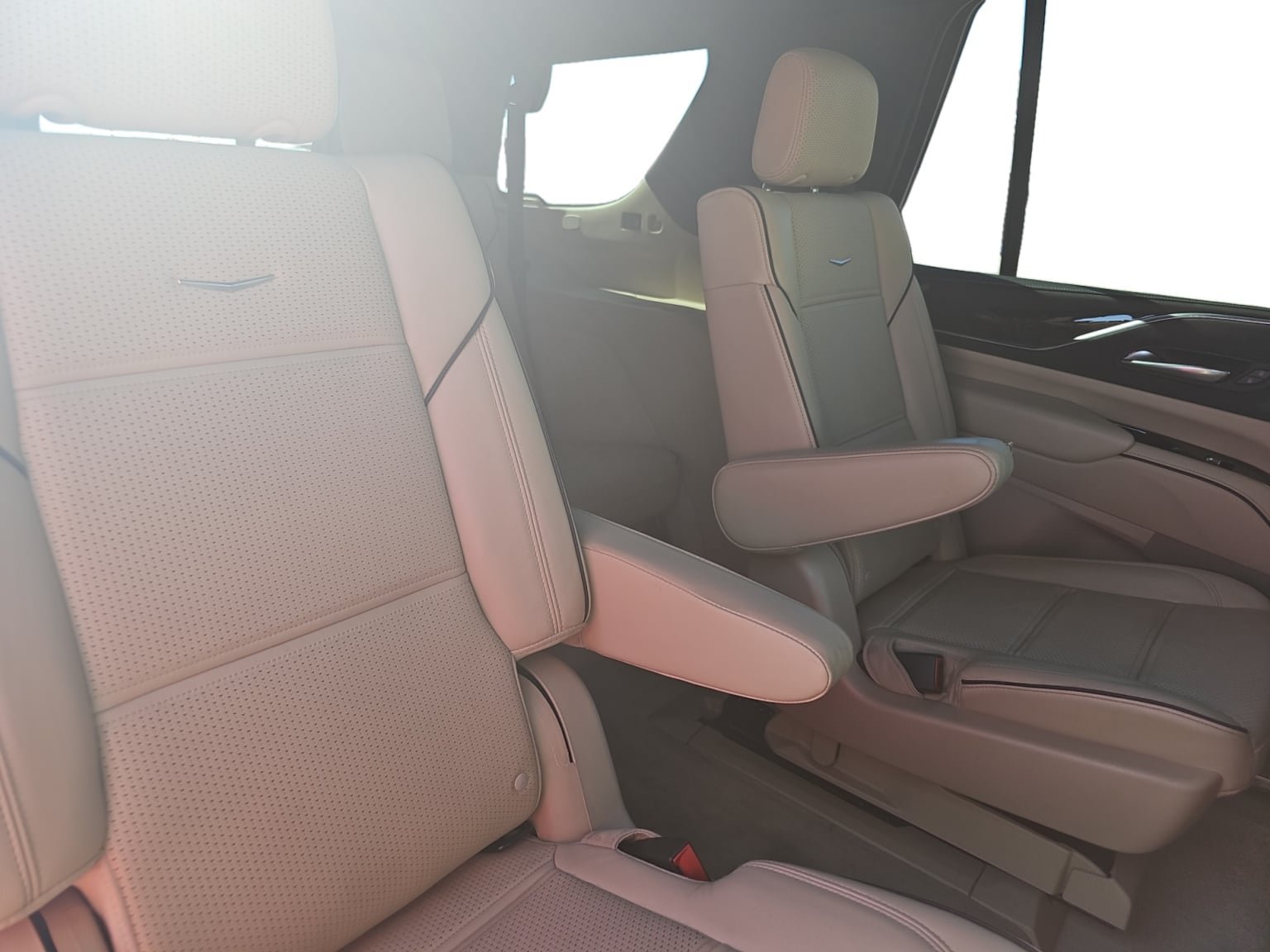 Used 2023 Cadillac Escalade Premium Luxury AWD/4WD image 17