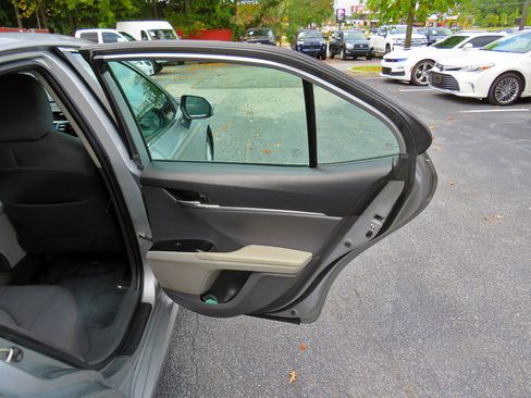 Used 2019 Toyota Camry LE image 19