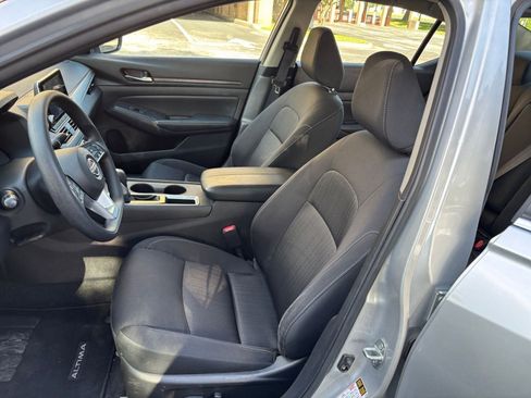 Used 2025 Nissan Altima 2.5 SV FWD image 31