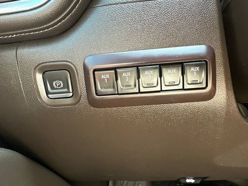Used 2022 GMC Sierra 3500 SLT w/ SLT Preferred Package AWD/4WD image 21