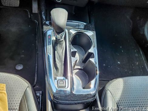 Used 2025 Chevrolet Trax LT FWD image 18