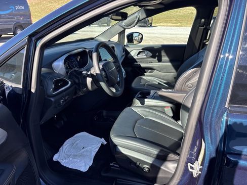 Used 2024 Chrysler Pacifica Touring-L w/ S Appearance Package image 15