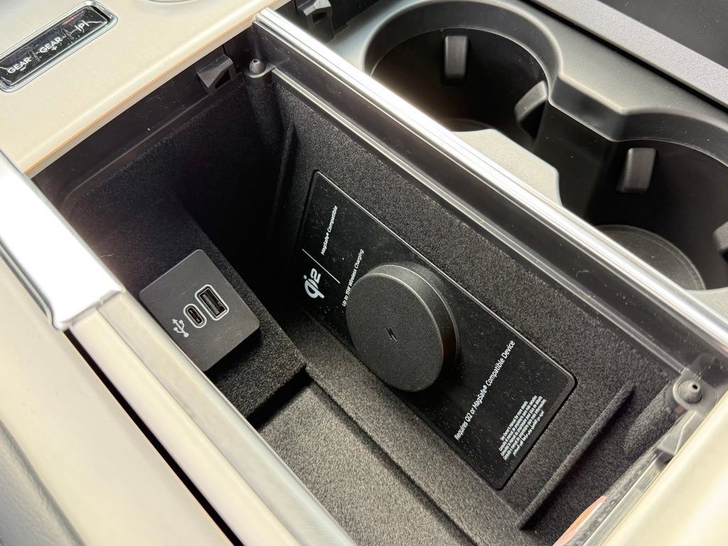 New 2027 Lincoln Navigator Premiere AWD/4WD image 17