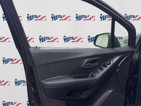 Used 2019 Chevrolet Trax LT w/ LT Convenience Package image 9