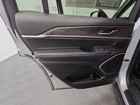 Used 2022 Jeep Grand Cherokee L Limited AWD/4WD image 36