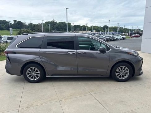 Used 2023 Toyota Sienna XLE w/ XLE Plus Package AWD/4WD image 8