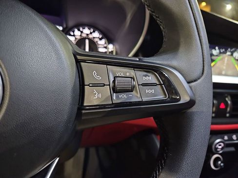 Used 2020 Alfa Romeo Giulia image 25