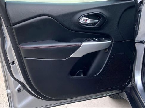 Used 2017 Jeep Cherokee Trailhawk image 20