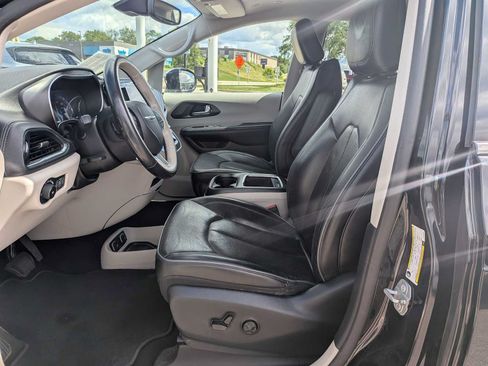 Certified 2018 Chrysler Pacifica Touring-L FWD image 16