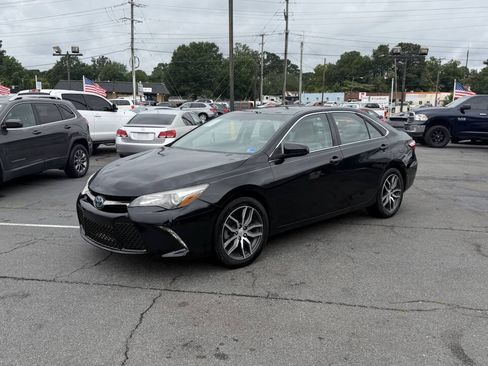 Used 2017 Toyota Camry XSE w/ Moonroof Package FWD image 2