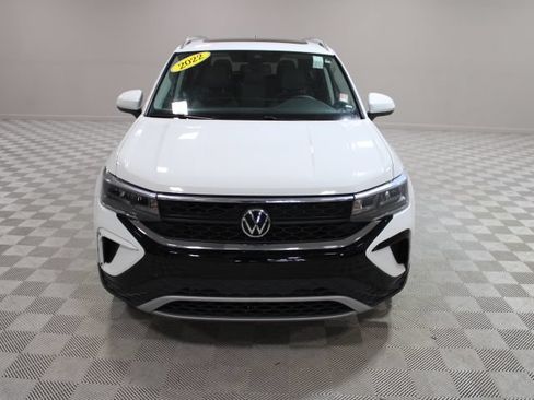 Used 2022 Volkswagen Taos SE w/ Panoramic Sunroof Package FWD image 7