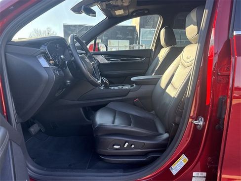 Used 2025 Cadillac XT6 Premium Luxury image 9