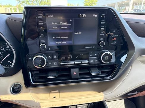 Used 2021 Toyota Highlander XLE FWD image 12