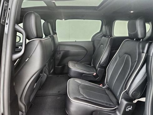 New 2026 Chrysler Pacifica Limited image 32