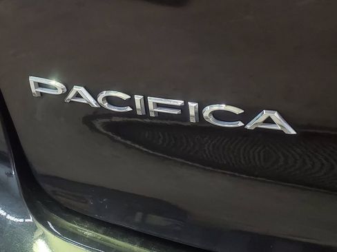 Used 2022 Chrysler Pacifica Touring-L FWD image 30